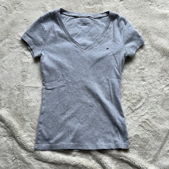 Tommy Hilfiger Gray V-Neck Tee – Size S | 100% Cotton | Classic Prep | - Picture 1 of 4